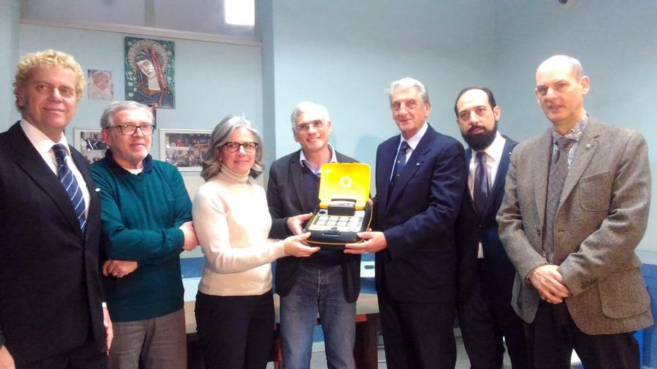 La donazione di un defibrillatore alla Mensa La Pira