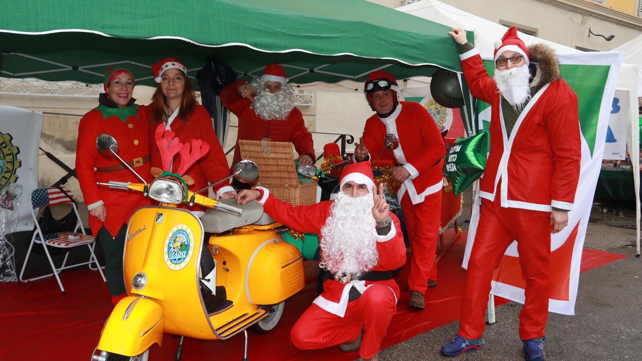 Il Vespa club in piazza San Francesco in versione Babbi Natale (foto Sproviero-Batavia)