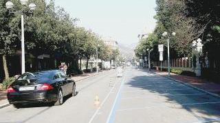 Strisce blu sul viale 4 Novembre: secondo le intenzioni sono destinate a sparire