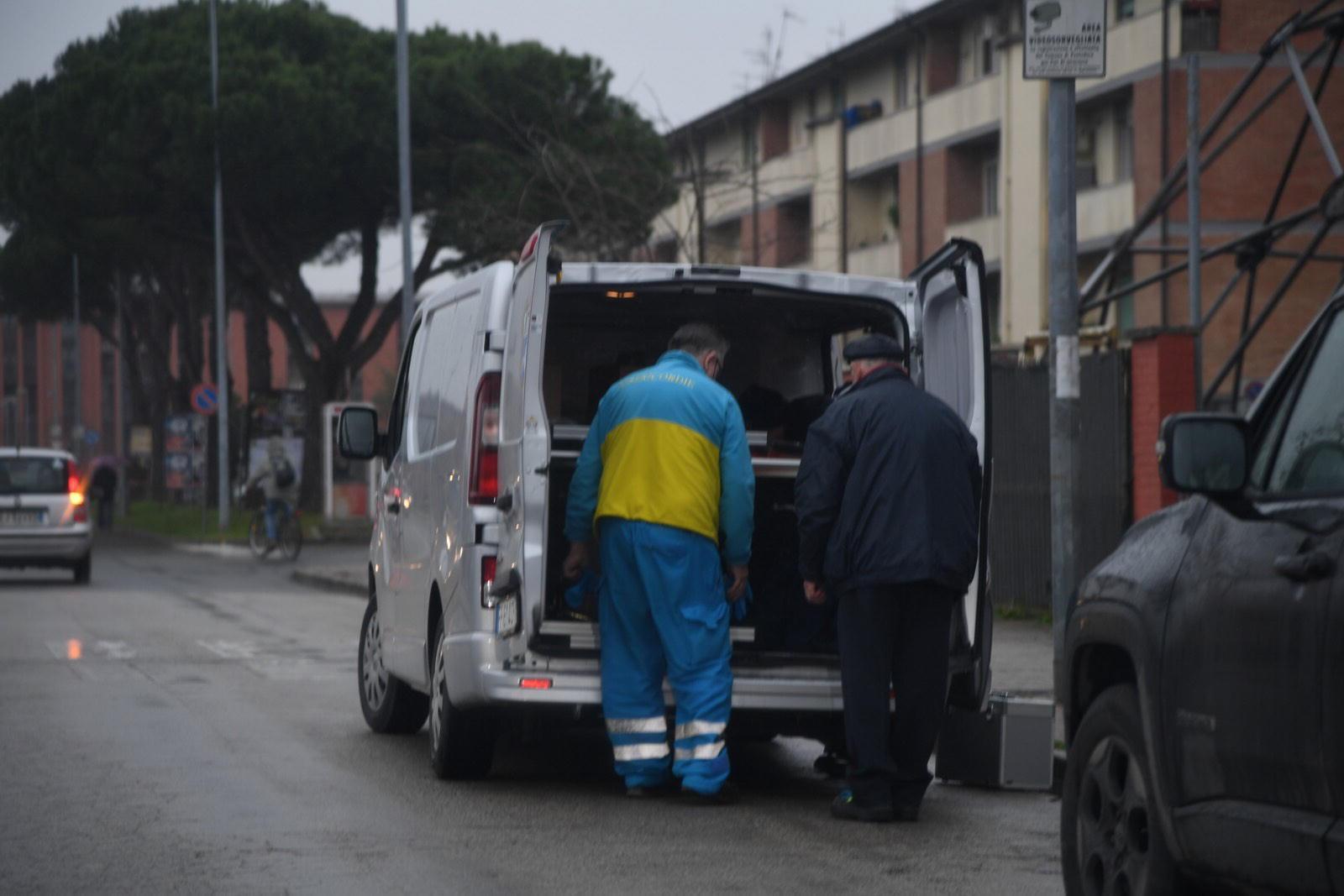 Trovato morto a 37 anni nel bagno del circolo