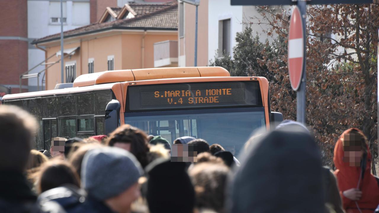 Preso a pugni uno studente alla fermata del bus