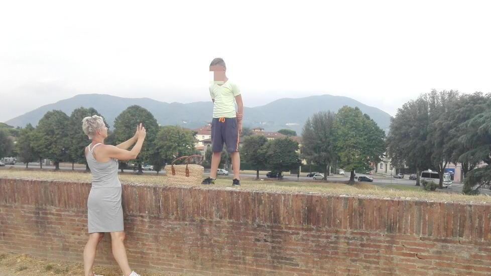 Mura di Lucca pericolose, scatta il piano sicurezza: accesso negato ai bimbi non accompagnati