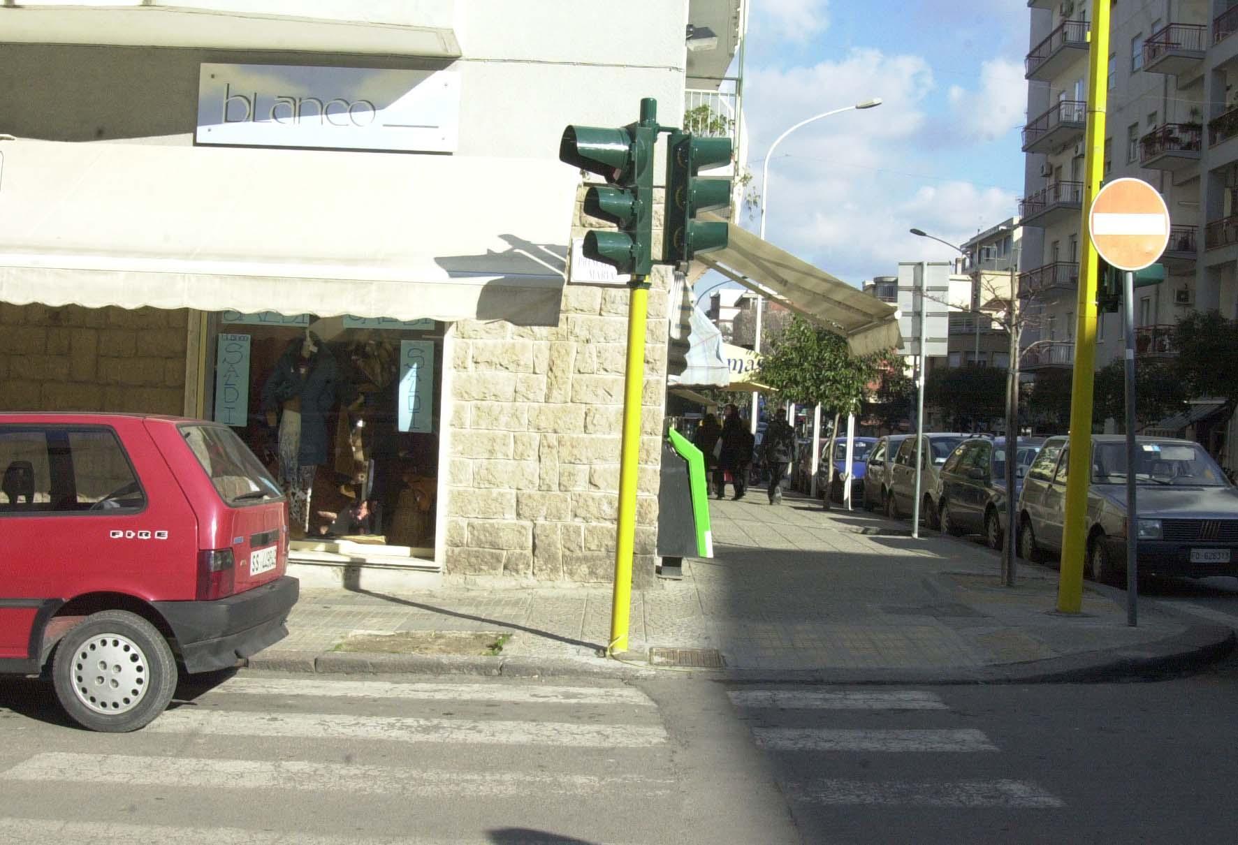 Sassari, strattona una donna anziana e minaccia due automobilisti col cric