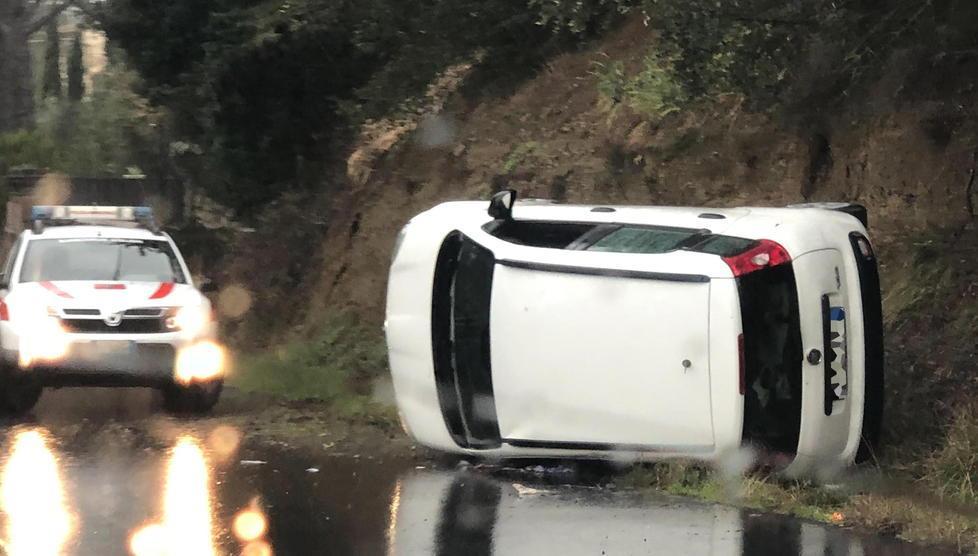 Incastrata nell’auto ribaltata