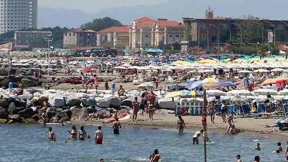 Aiuto, mi si sono accorciate le vacanze Lucetti (campeggiatori): colpa delle alghe