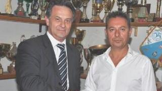 Pintossi (a sinistra) e a fianco i giocatori ieri allo stadio