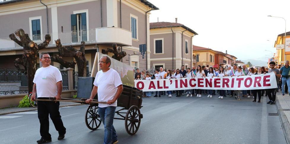 Pd e Rifondazione scendono in difesa del sindaco Bonini 
