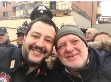 Le foto con le donne in divisa e col salumiere
