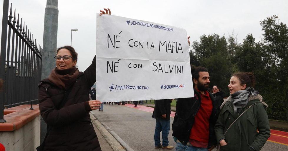 «Né mafia né Salvini»
