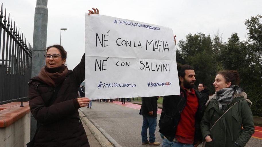 «Né mafia né Salvini»