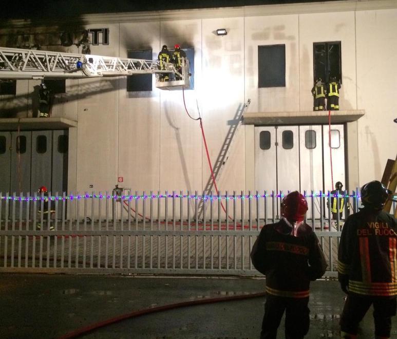 Violento incendio nel capannone della Ctt 