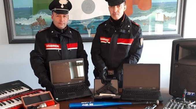 Preso a botte e legato in casa, due arresti