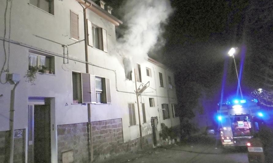 Una stufa causa un incendio in un’abitazione