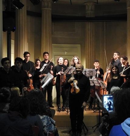 L’Ensemble d’archi nella chiesa provvisoria