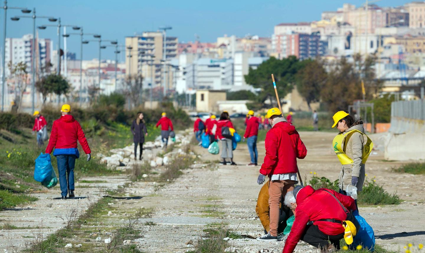 La fabbrica si ferma un giorno: gli operai ripuliscono il quartiere 