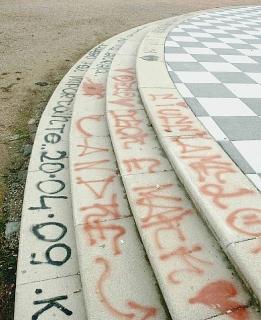 I gradoni da cui si accede alla Terrazza ridotti a un tazebao