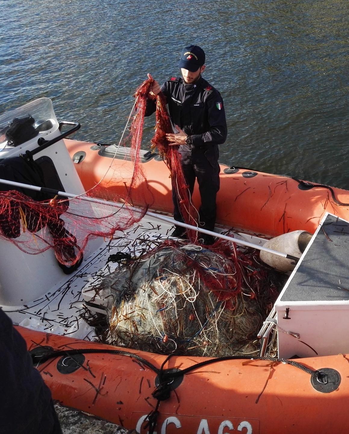 Bosa, la guardia costiera sequestra reti illegali vicino alla foce