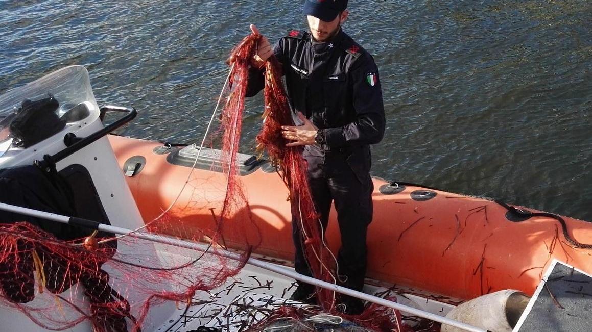 Bosa, la guardia costiera sequestra reti illegali vicino alla foce