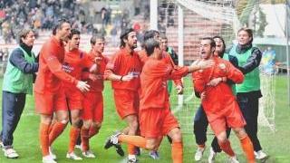 <strong>ESULTANZA ARANCIONE.</strong> Banchelli tornato al gol festeggia attorniato dai compagni
