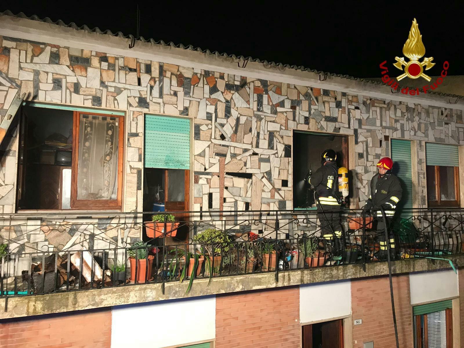 Incendio in un'abitazione (foto Mario Rosas)