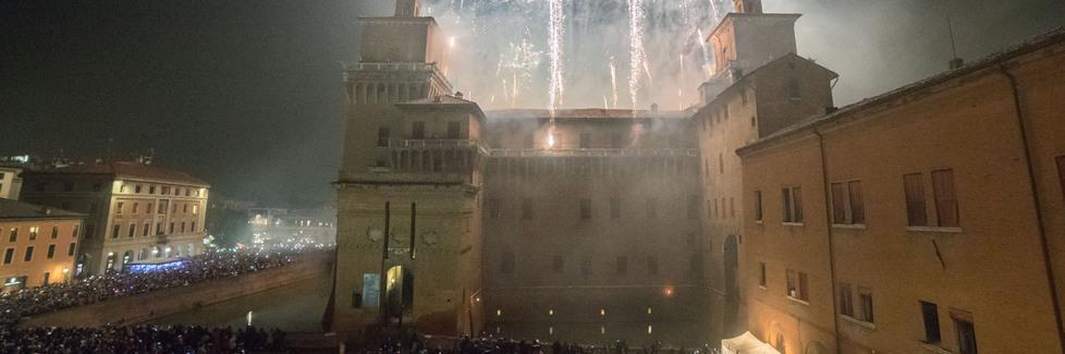 Ferrara, numero chiuso per l’incendio del Castello: lo stop agli accessi scatta a quota 29.750 