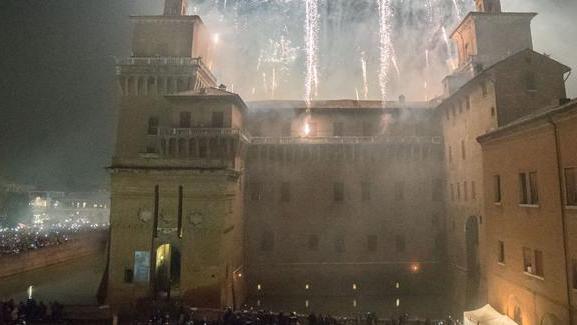 Ferrara, numero chiuso per l’incendio del Castello: lo stop agli accessi scatta a quota 29.750