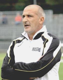 Il trainer Paolo Moschetti e a destra un’azione dei bianconeri