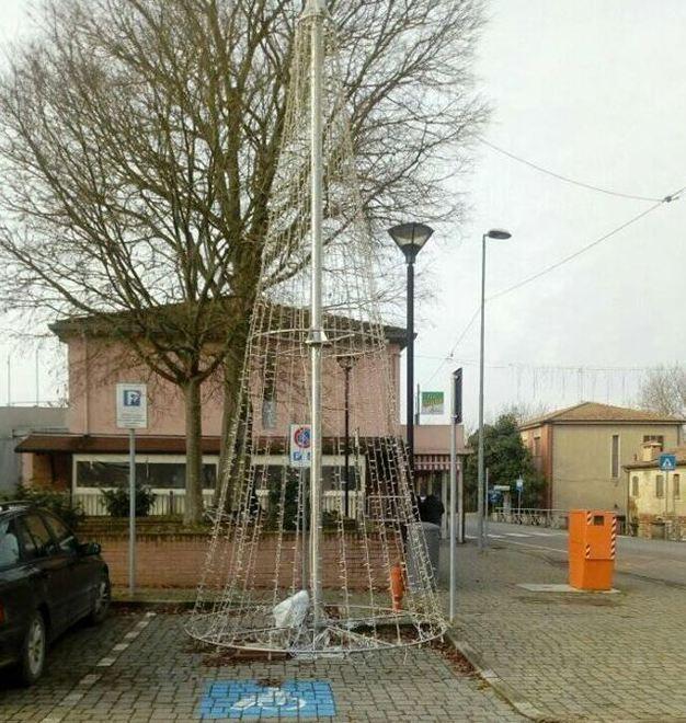 Un albero di Natale nel parcheggio riservato ai disabili 