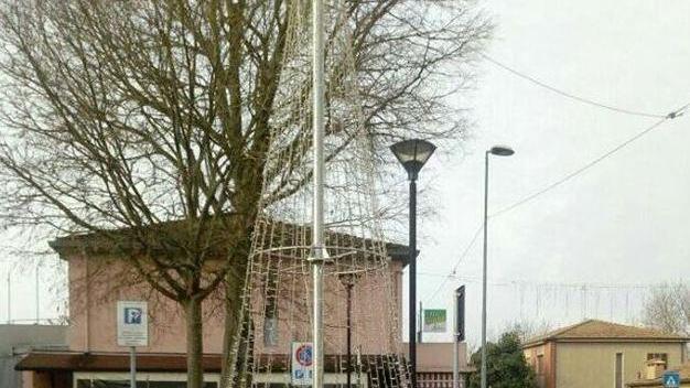 Un albero di Natale nel parcheggio riservato ai disabili