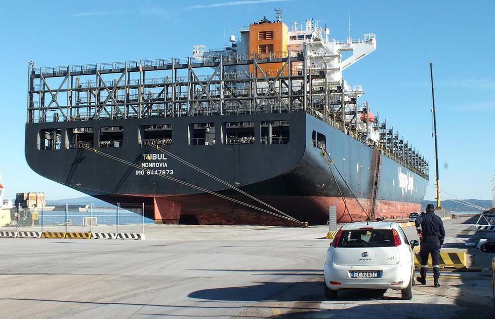 Una maxi portacontainer in manutenzione al porto 