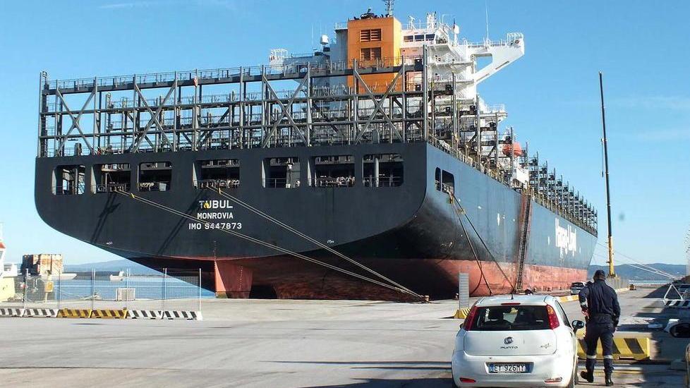 Una maxi portacontainer in manutenzione al porto