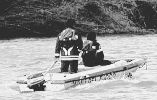 Vigili del fuoco impegnati in ricerche lungo il fiume