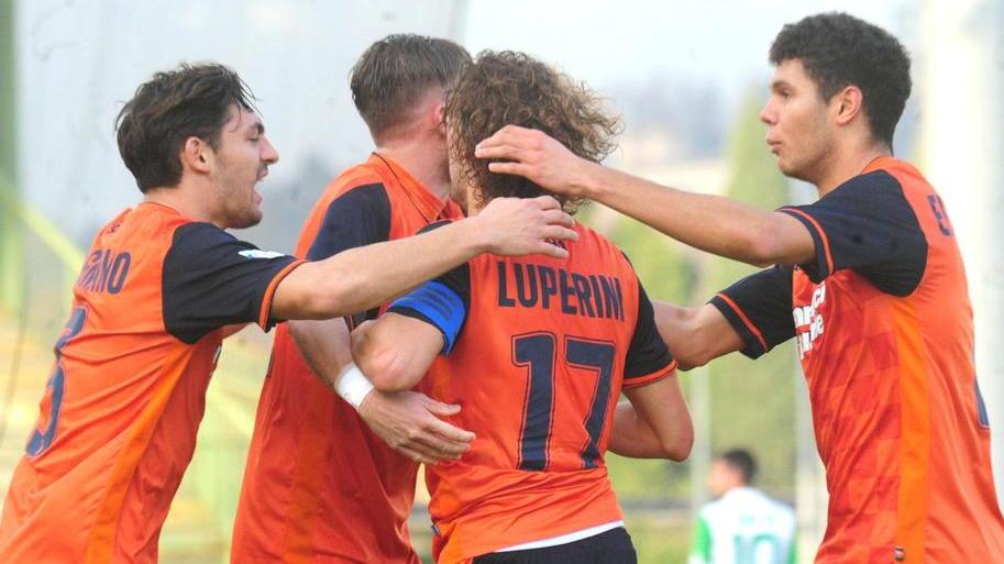 Luperini festeggiato dopo il gol