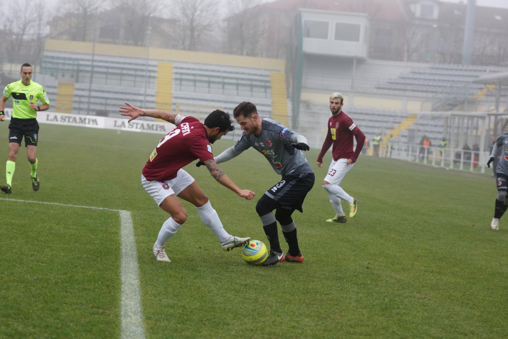 Il capitano del Pontedera, Andrea Caponi, contrasta un avversario dell'Alessandria
