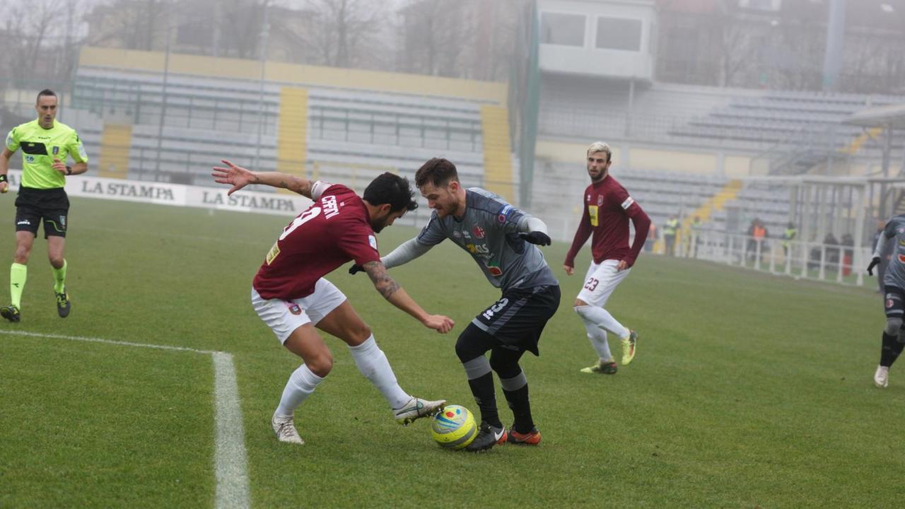 Il capitano del Pontedera, Andrea Caponi, contrasta un avversario dell'Alessandria