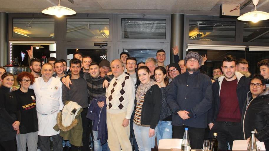 Salvatore Onorato con il suo staff e un gruppo di amici e clienti