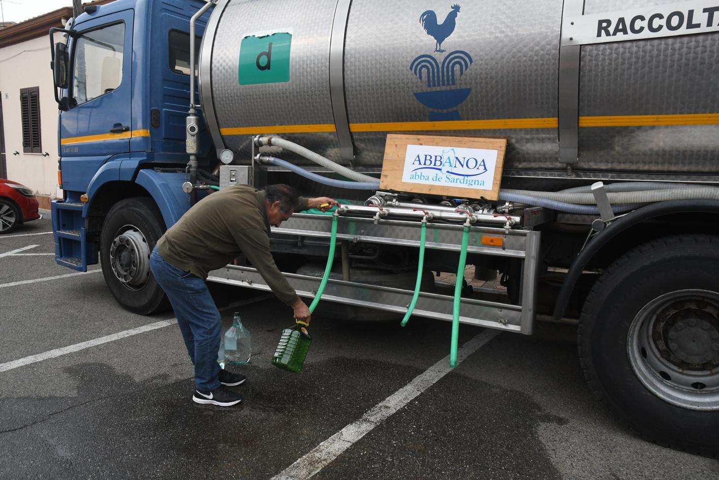 Un cittadino si approvvigiona d'acqua all'autobotte di Abbanoa