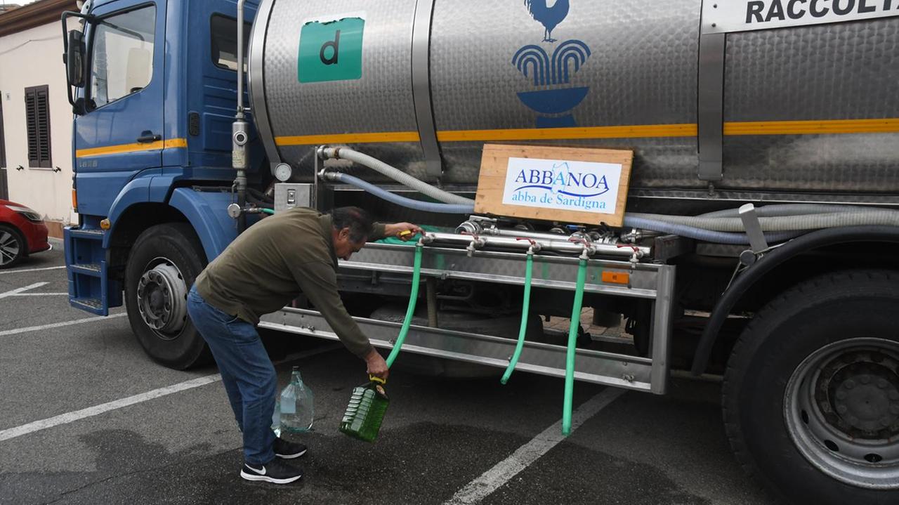 Un cittadino si approvvigiona d'acqua all'autobotte di Abbanoa