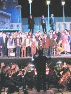 Gli interpreti della Bohème e l’orchestra sinfonica Città di Grosseto salutano il pubblico a fine spettacolo