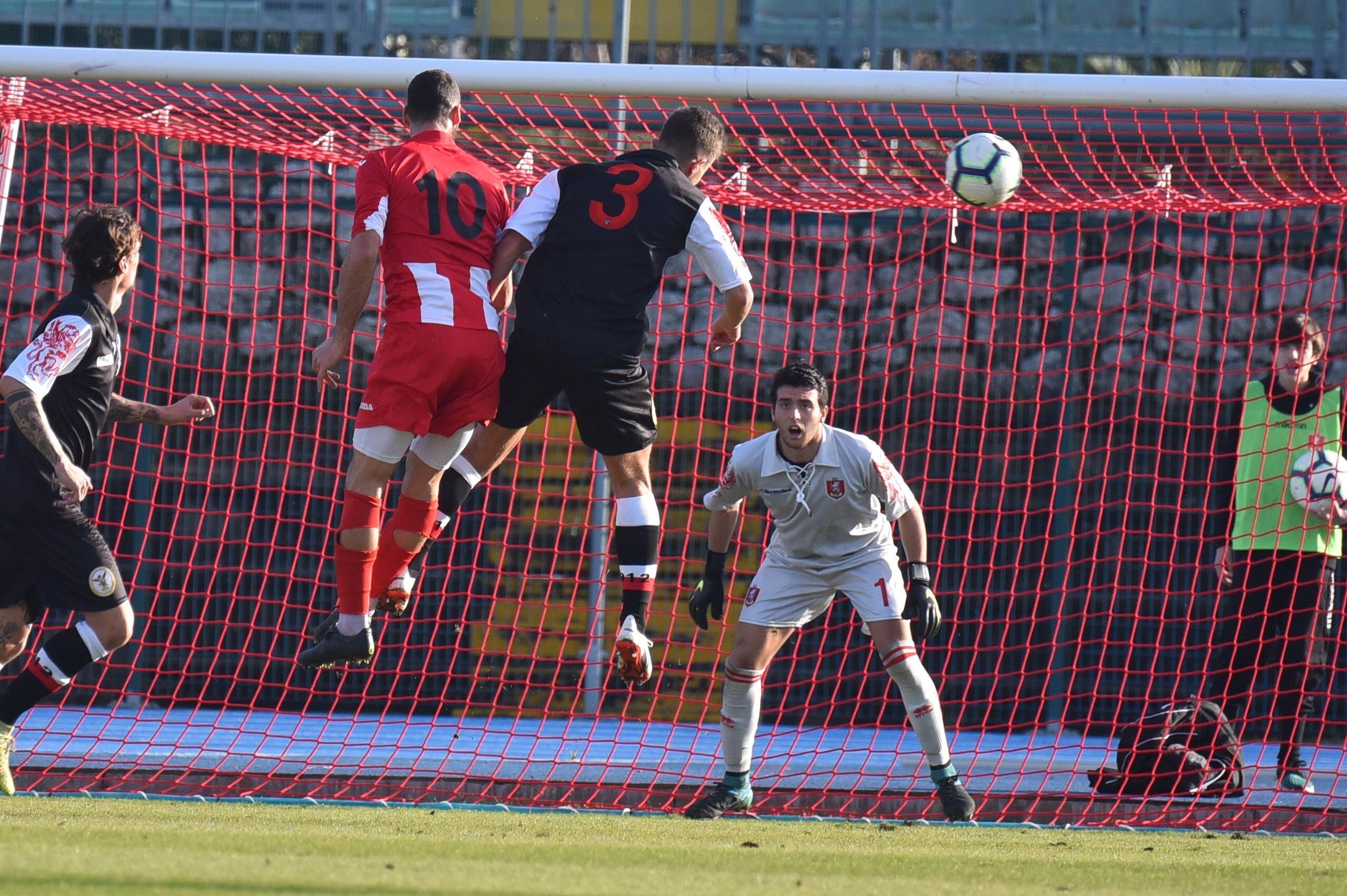 Un duello aereo (foto Agenzia Bf)