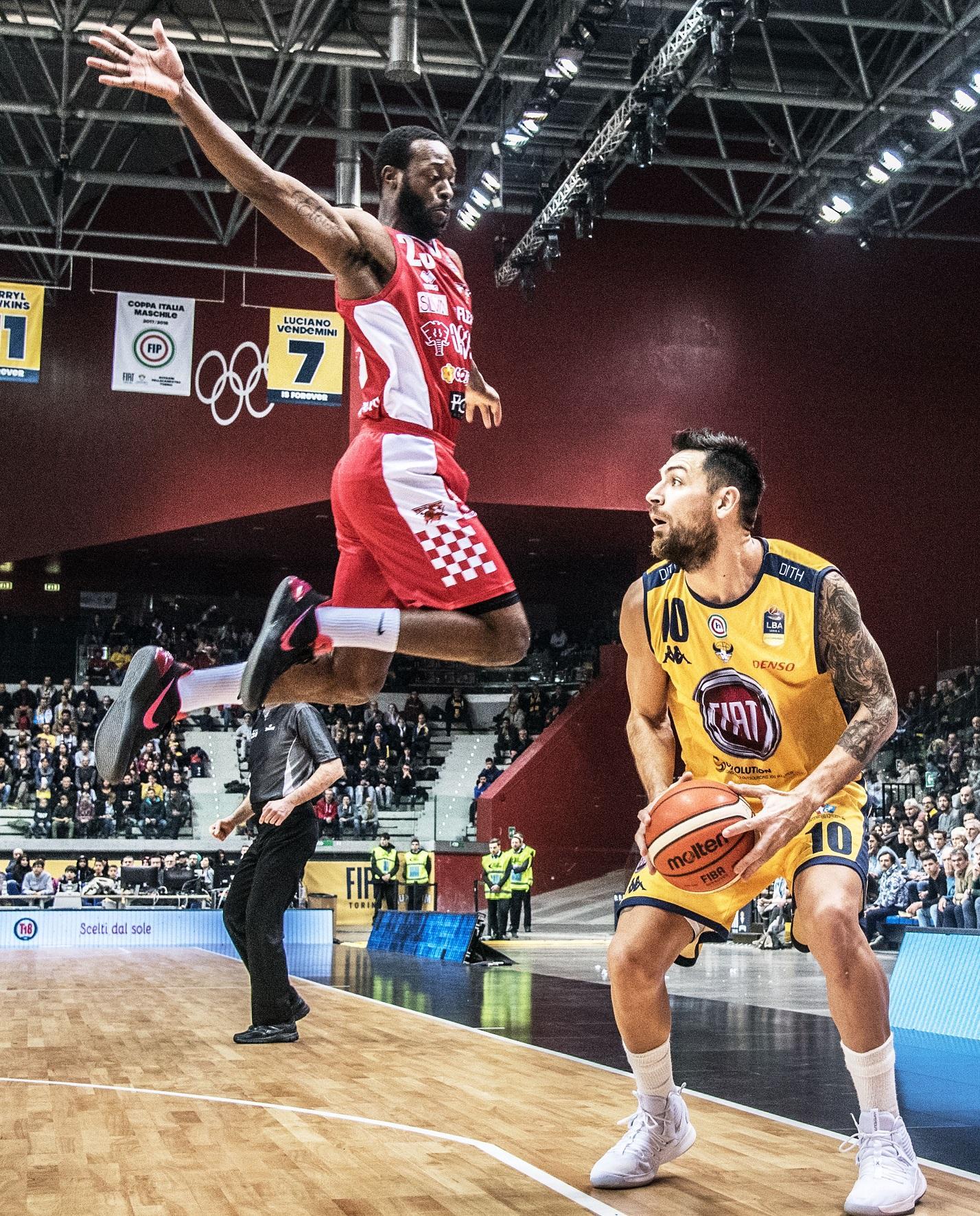 Dominique Johnson cerca di infastidire Carlos Delfino