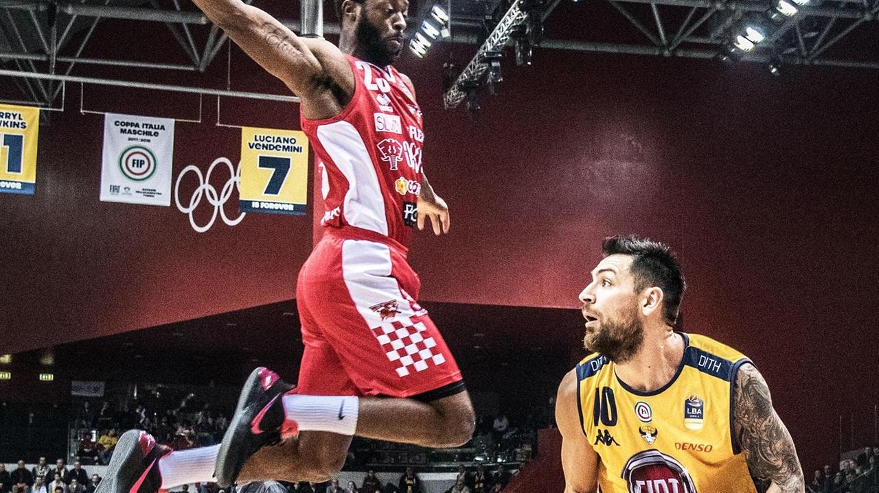 Dominique Johnson cerca di infastidire Carlos Delfino