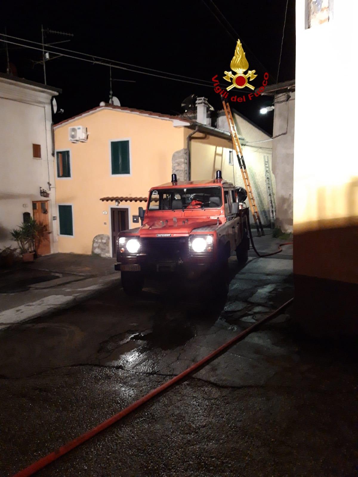 Un mezzo dei vigili del fuoco è intervenuto a Carmignanello per un incendio di canna fumaria