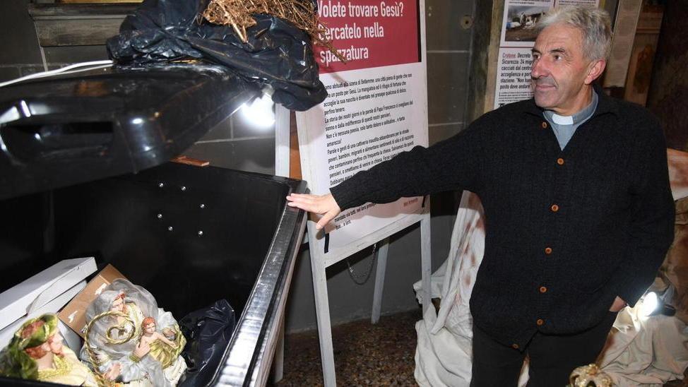 Il presepe in mezzo ai rifiuti contro le ruspe della Lega