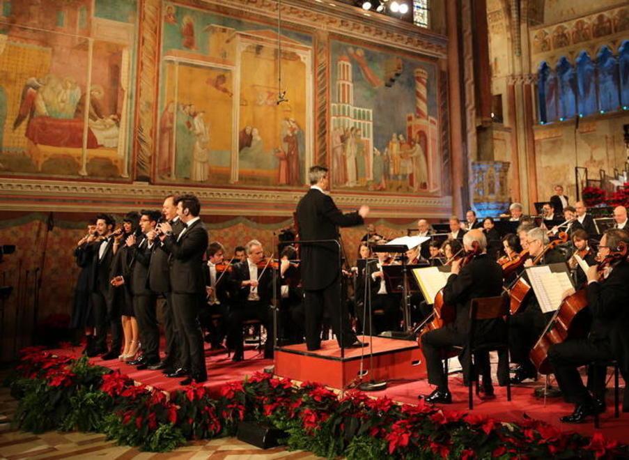 Le stelle di Natale delle aziende viareggine al concerto di Assisi
