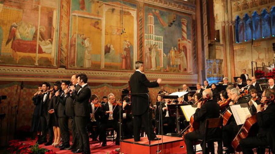 Le stelle di Natale delle aziende viareggine al concerto di Assisi