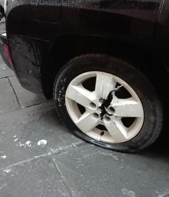 Vandali contro le gomme delle auto
