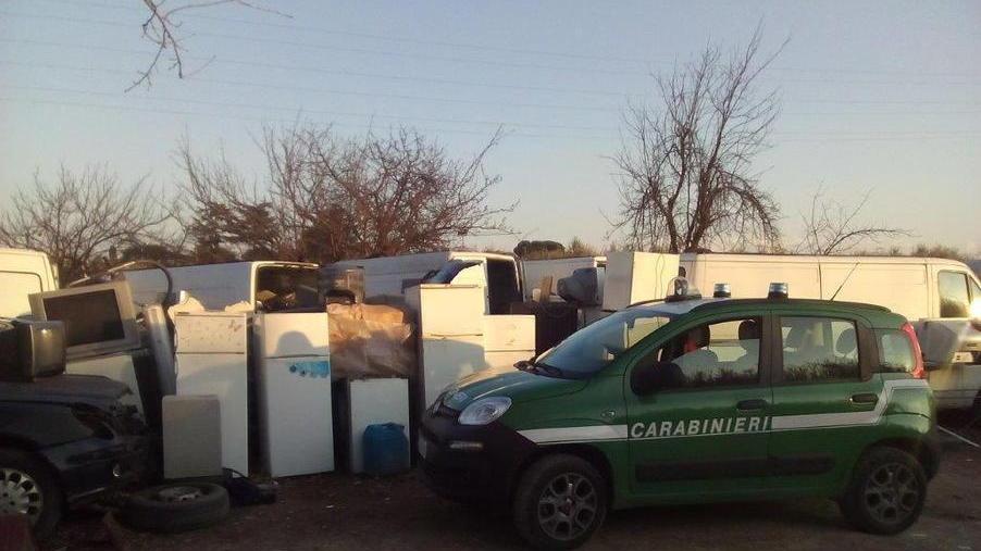 Raccolte 21 tonnellate di materiale ferroso nella maxi-discarica