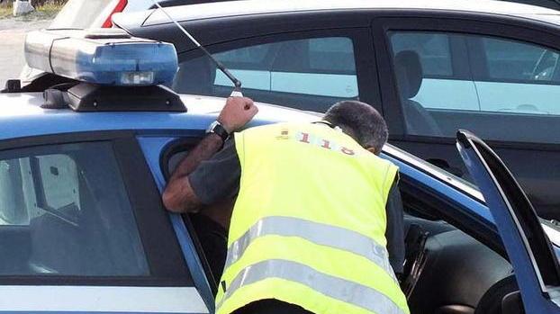 Ruba in un negozio, picchia la proprietaria e finisce in manette