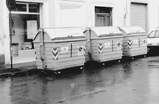 Alcuni cassonetti per la raccolta dei rifiuti solidi urbani